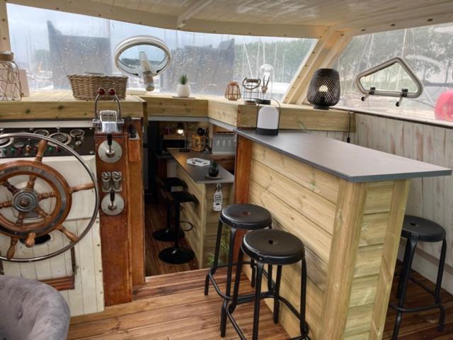 Exceptionnel Bateau Maison Reine Mathilde Ouistreham Exterior photo